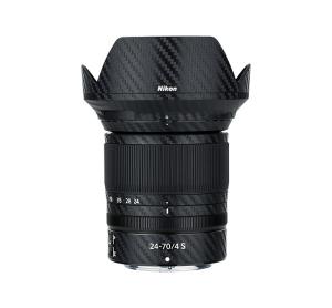  Kiwifotos Skin f&ouml;r Nikon Nikkor Z 24-70mm f/4 S - Svart kolfiberfilm