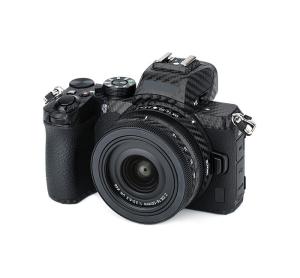  Kiwifotos Skin f&ouml;r Nikon Z50 + 16-50mm objektiv - Svart kolfiberfilm