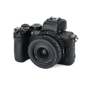  Kiwifotos Skin Nikon Z50 + 16-50mm -objektiiville &ndash; musta hiilikuitukalvo Kamda &ndash; nopea toimitus ja turvallinen verkkokauppa